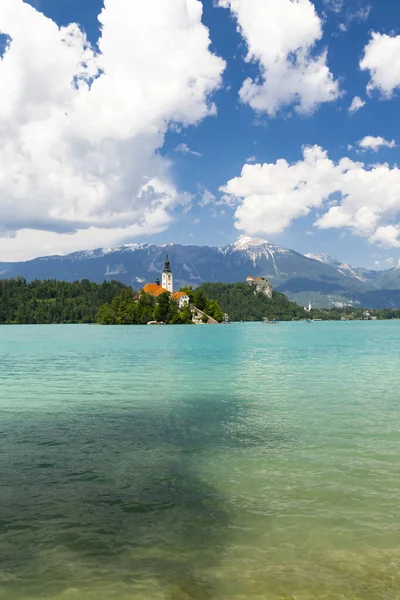 Lac de Bled avec montagnes en Slovénie — Photo