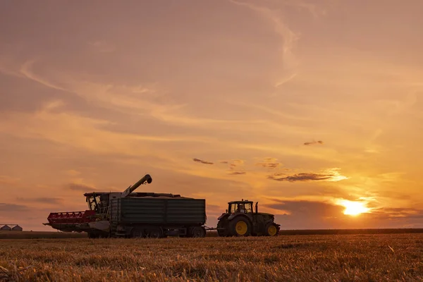 Stagione agricola Tempo di raccolta, Colorato cielo drammatico al tramonto — Foto Stock