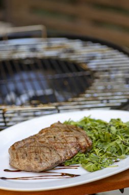 ıspanak ve arugula salata ile sığır eti biftek