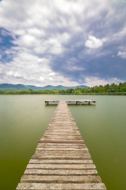 Macar Jenoi-to göletindeki iskele.