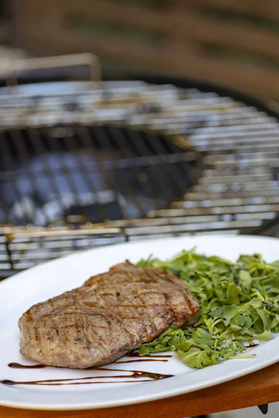 Biefstuk met spinazie en rucola salade — Stockfoto