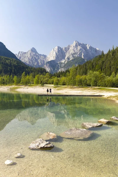 Meer en bergen in de buurt van het dorp Kranjska Gora in Triglav Nation — Stockfoto