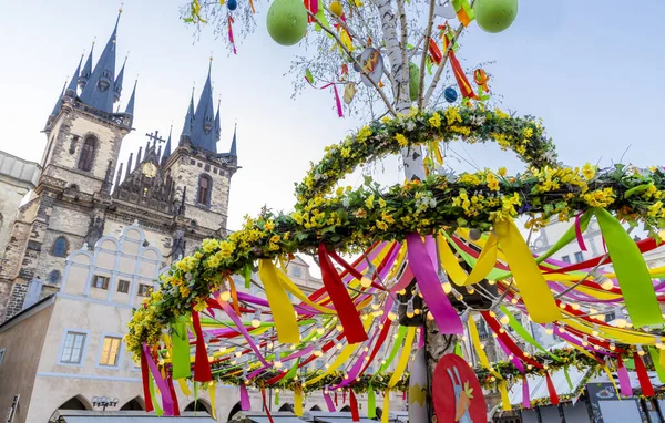 Easter decoration on the old town square, Prague, Czech Republic — Stock Photo, Image