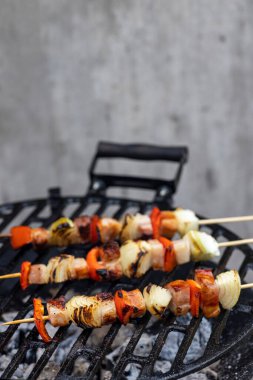 Kırmızı biberli soğan ve ızgarada domuz eti.