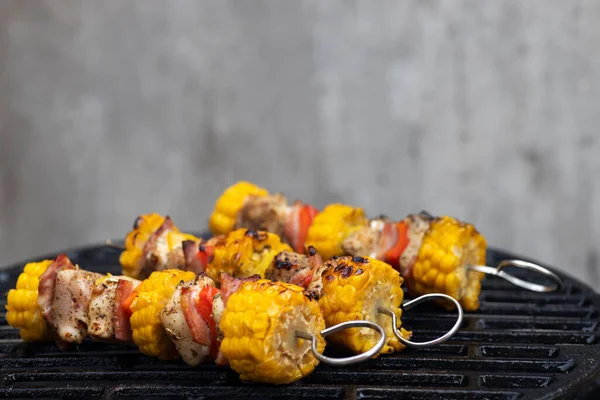 Pincho Pollo Con Maíz Pimiento Rojo —  Fotos de Stock