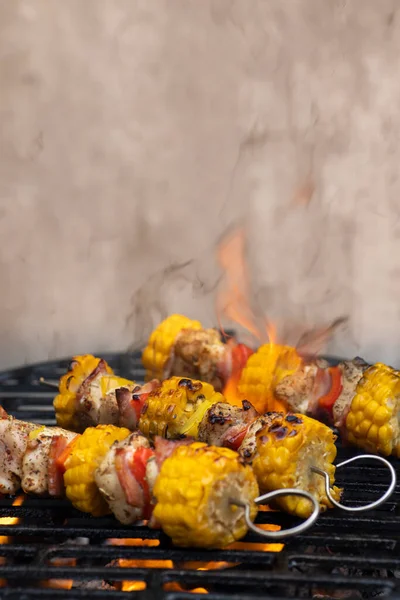 Kycklingspett Med Majs Och Röd Paprika — Stockfoto