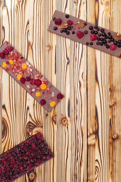 Diferentes Tipos Chocolate Con Frutas Secas Una Tabla Madera — Foto de Stock