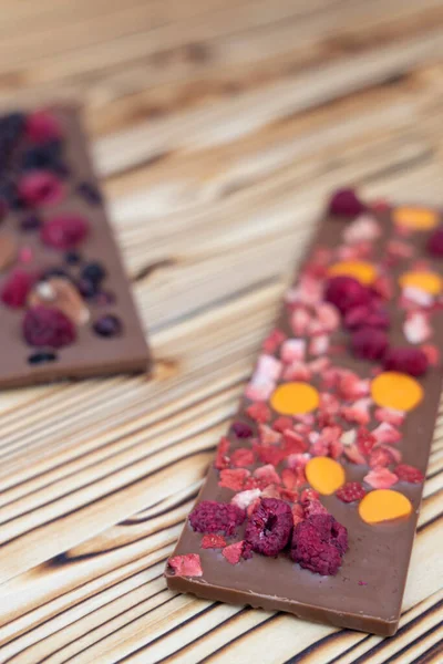 Diferentes Tipos Chocolate Com Frutas Secas Uma Tábua Madeira — Fotografia de Stock