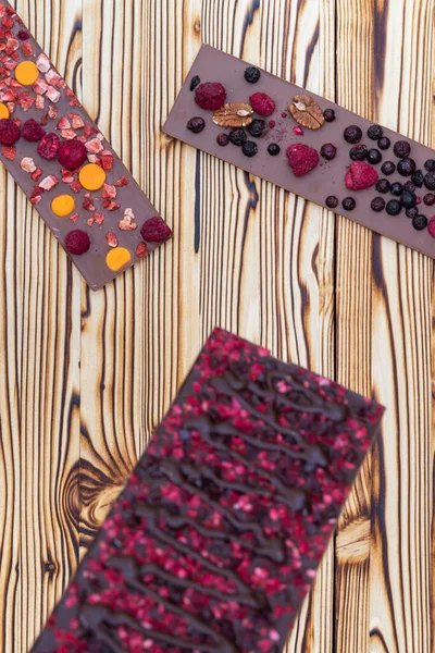 Verschillende Soorten Chocolade Met Gedroogd Fruit Een Houten Plank — Stockfoto