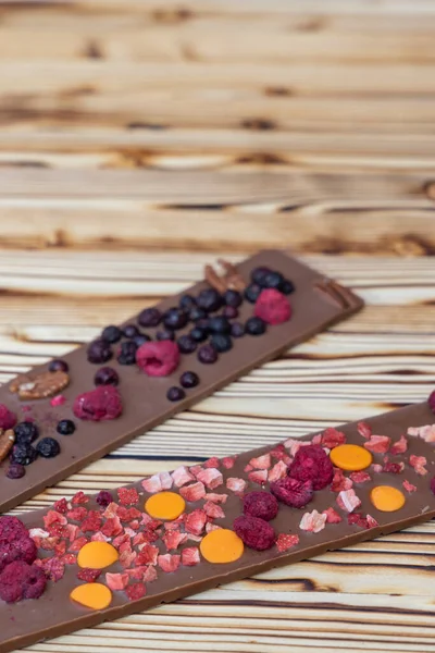Verschillende Soorten Chocolade Met Gedroogd Fruit Een Houten Plank — Stockfoto