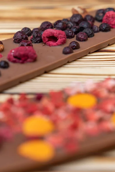 不同种类的巧克力 干果放在木板上 — 图库照片