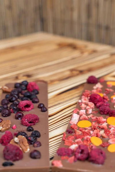Diferentes Tipos Chocolate Con Frutas Secas Una Tabla Madera —  Fotos de Stock