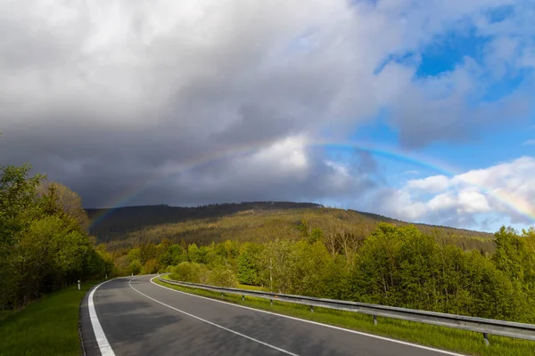 チェコ共和国北モラヴィアのイェセニク山脈における虹 — ストック写真