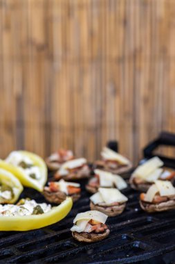 Peynirli ızgara biber ve kapari ve pastırmalı mantar.