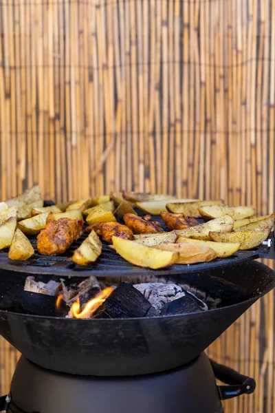 Marinerad Kyckling Med Potatis Trädgårdsgrill — Stockfoto