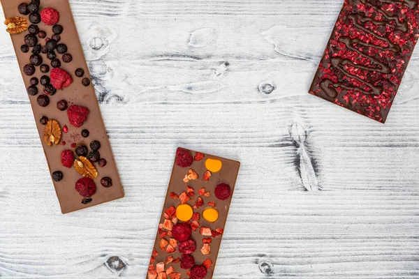 Stilleven Van Chocolade Met Verschillende Soorten Gedroogd Fruit — Stockfoto