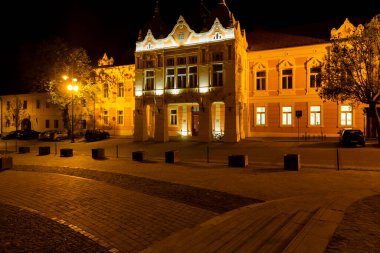 Szekszard meydanının gece görünümü, Macaristan