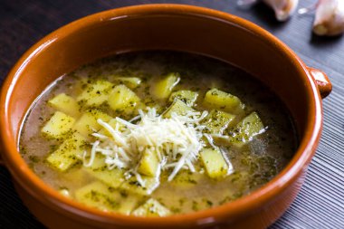 Patatesli sarımsak çorbası ve krema.