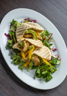 Tavuklu pide ve salata.