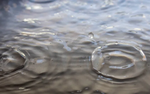 Droppvatten Till Vattenytan — Stockfoto