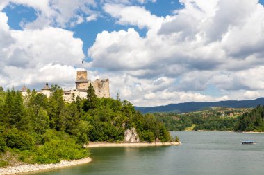 Polonya 'nın Pieniny kentindeki Czorsztyn Gölü üzerindeki Niedzica kalesi