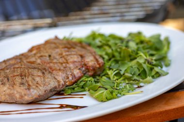 ıspanak ve arugula salata ile sığır eti biftek