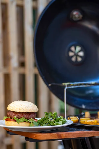 Hamburguesa Carne Con Parrilla Jardín —  Fotos de Stock