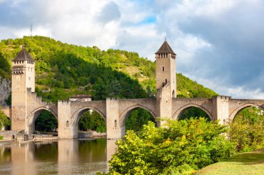 Cahors 'un güneybatısındaki Lot Nehri' nin karşısındaki Pont Valentre.