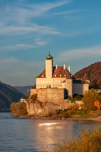 在浪漫的日落中 在多瑙河上方的小城堡 奥地利 — 图库照片