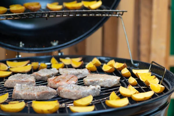 Thon Grillé Avec Pommes Terre Sur Gril Jardin — Photo