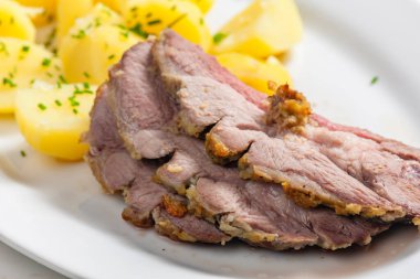 Yavaşça kızarmış kuzu sarımsaklı ve patatesli.