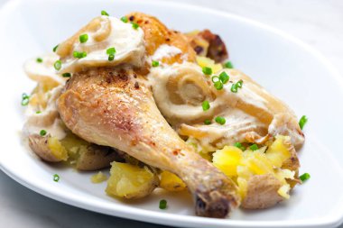 Kremalı soğan soslu tavuk budu ve patates.