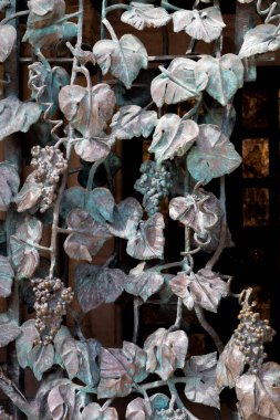 Demirden yapılmış ızgara sarmaşıkları, cevizleri, Hungary 'yi gösteriyor.