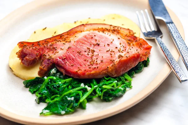 Räucherfleisch Mit Spinat Und Kartoffelknödel — Stockfoto