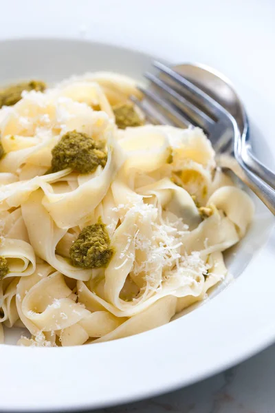 Pasta Tagliatelle Met Groene Pesto — Stockfoto