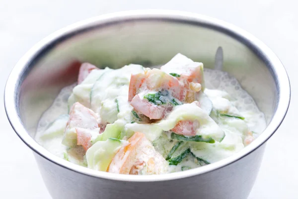 Krema Soslu Domates Salatalık Salatası — Stok fotoğraf