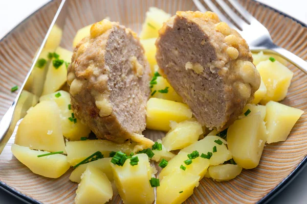Fleischbällchen Gebacken Mit Bohnen Und Käse Serviert Mit Kartoffeln — Stockfoto