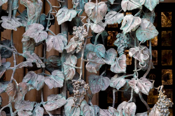 ブドウ ハンガリーを示す錬鉄製のグリル — ストック写真