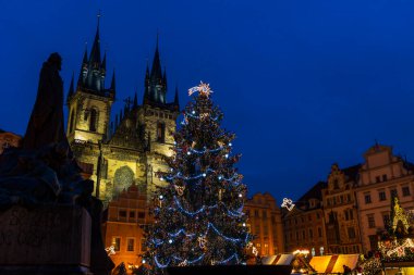 Çek Cumhuriyeti Prag 'daki Old Town Square' de Noel ağacı