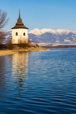 Havranok 'taki Bakire Meryem Kilisesi ve Liptovska Mara Gölü, bölge Liptovsky Mikulas, Slovakya