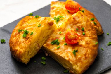 Domatesli ve soğanlı İspanyol tortillası