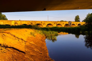 Trebon yakınlarındaki Vitek göleti üzerindeki eski taş köprü, Güney Bohemya, Çek Cumhuriyeti