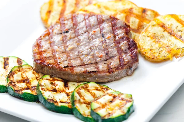 Thon Grillé Aux Pommes Terre Courgettes — Photo