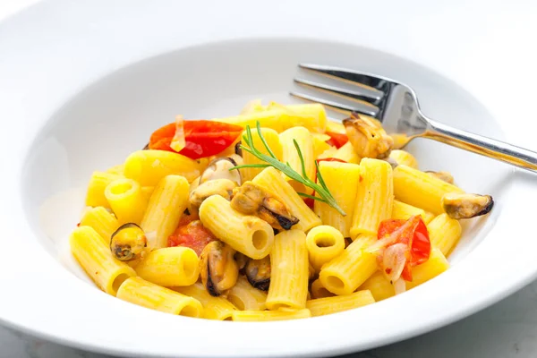 Macarrão Com Mexilhões Tomates Alho — Fotografia de Stock