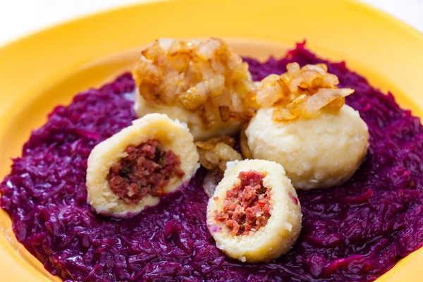 Kartoffelknödel Gefüllt Mit Räucherfleisch Mit Gebratenen Zwiebeln Auf Rotkohl — Stockfoto