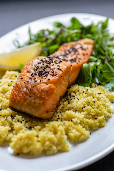 Gebakken Zalm Met Spinazie Salade Couscous — Stockfoto