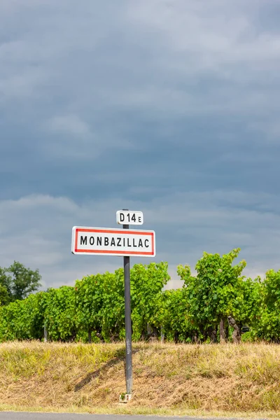 Знак Въезд Монбазийак Франция — стоковое фото