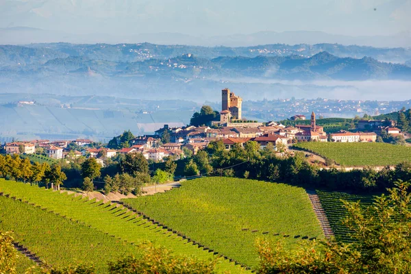 Άποψη Του Χωριού Serralunga Alba Και Υπέροχο Langa Ιταλία — Φωτογραφία Αρχείου