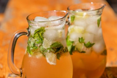 Tahta masada iki bardak mojito.