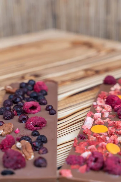 Verschiedene Arten Von Schokolade Mit Getrockneten Früchten Auf Einem Holzbrett — Stockfoto